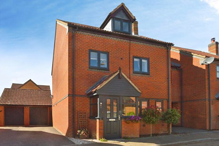 4 Bedroom Semi-Detached House For Sale In Gainsborough Close, Milton Keynes, MK8