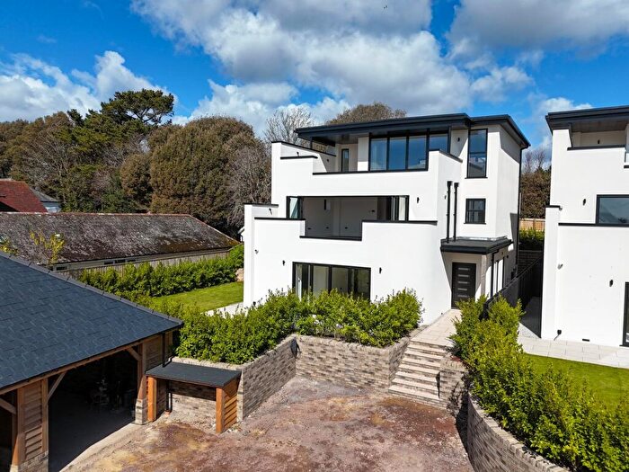 3 Bedroom Detached House For Sale In Lymington Road, Milford On Sea, Lymington, SO41