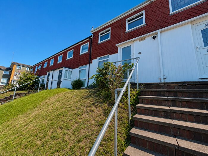 3 Bedroom Terraced House For Sale In Trowbridge Gardens, Luton, Bedfordshire, LU2