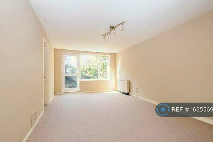 2 Bedroom Flat To Rent In Eccleshill, Bromley, BR2