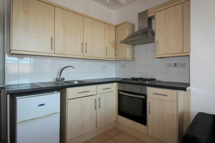 Studio To Rent In Streatham High Road, London, SW16