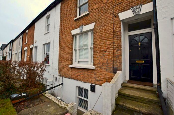 Flat To Rent In Portsmouth Road, Thames Ditton, KT7