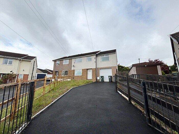 4 Bedroom Semi-Detached House To Rent In Oak Bank Lane, Oakworth, Keighley, West Yorkshire, BD22
