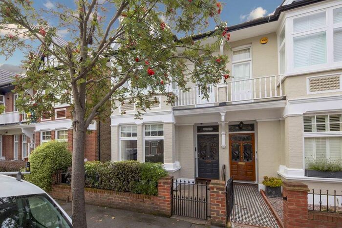 5 Bedroom Flat To Rent In Whitehall Gardens, London, W3