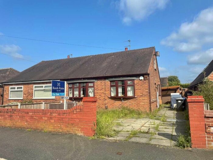 2 Bedroom Bungalow For Sale In Clincton View, Widnes, Cheshire, WA8