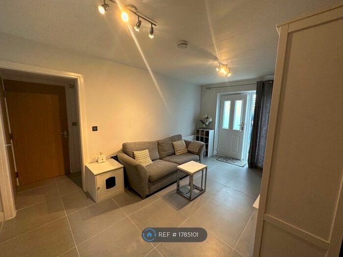 1 Bedroom Flat To Rent In Station Road, Addlestone, KT15