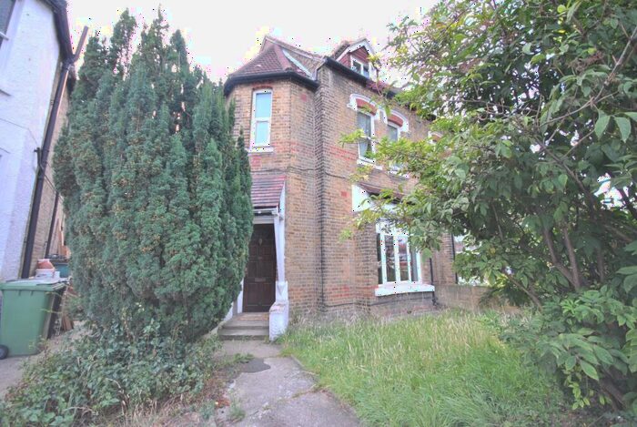 3 Bedroom Flat To Rent In Amblecote Road Grove Park, SE12