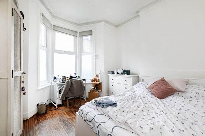 3 Bedroom Flat To Rent In Milman Road, Queens Park, NW6