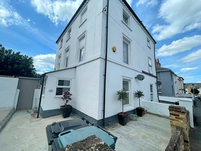 4 Bedroom Semi Detached House For Sale In Albion Road, Gravesend, Kent, DA12