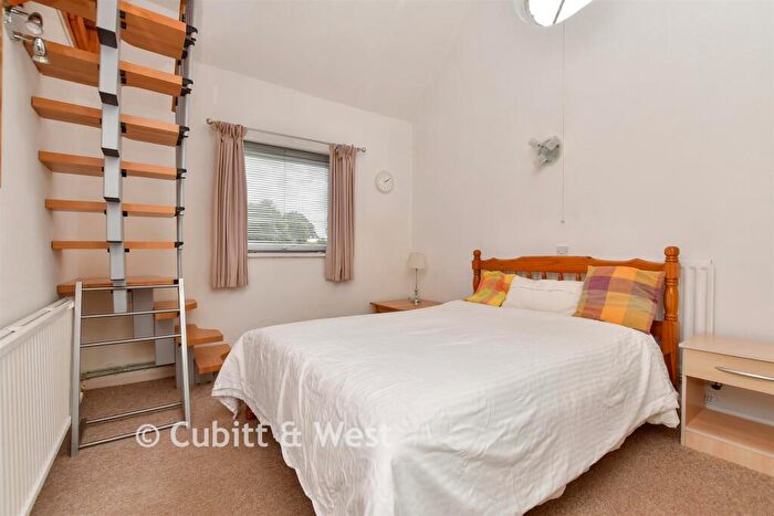 2 Bedroom Chalet For Sale In Laglands Close, Reigate, Surrey, RH2