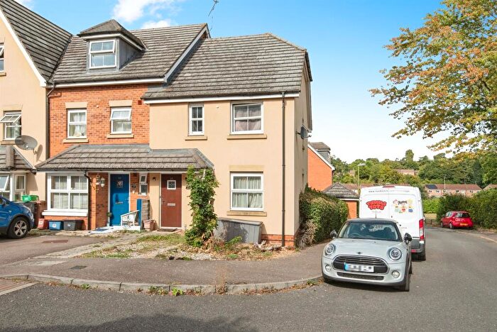 3 Bedroom End Of Terrace House For Sale In Carisbrooke Close, Stevenage, SG2
