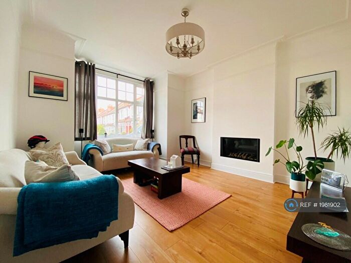 2 Bedroom End Of Terrace House To Rent In Gilbert Road, Bromley, BR1