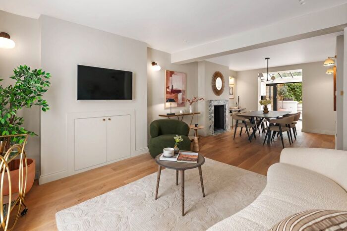 2 Bedroom Flat For Sale In Westbourne Park Road, Notting Hill, W11