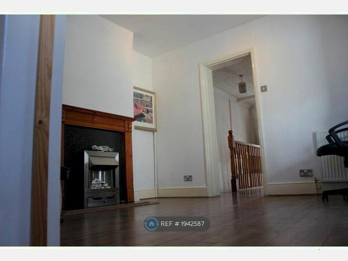 3 Bedroom Maisonette To Rent In Ash Road, Aldershot, GU12