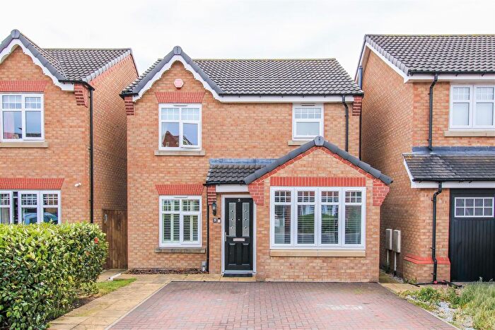 4 Bedroom Detached House For Sale In Hawthorn Court, Dewsbury, WF12