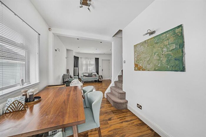 3 Bedroom Bungalow For Sale In Kinloch Drive, London, NW9