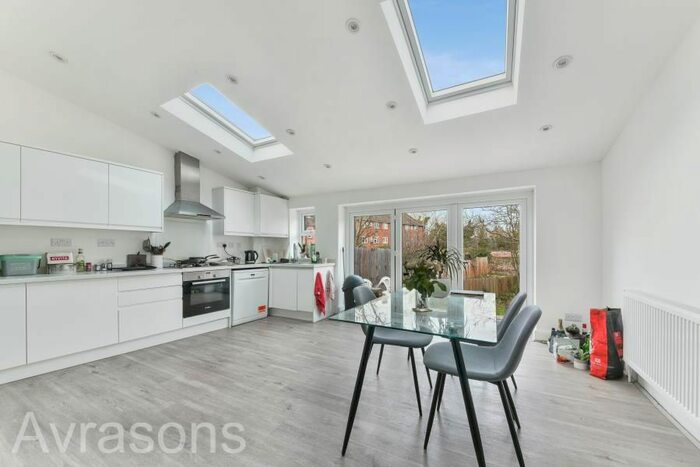 3 Bedroom Flat To Rent In Elmcourt Road, London, SE27