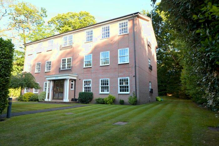 2 Bedroom Flat To Rent In Warren Court, Elgin Road, Weybridge, KT13