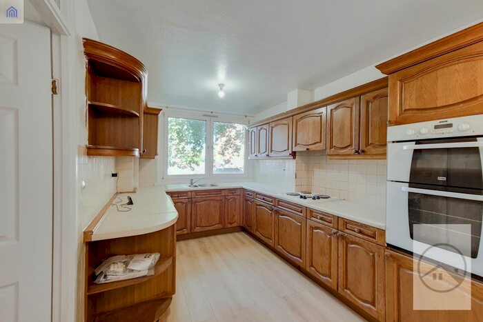 2 Bedroom Flat To Rent In Harston, Burritt Road, Kingston, KT1