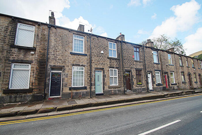 2 Bedroom Terraced House For Sale In Chew Valley Road, Greenfield, OL3