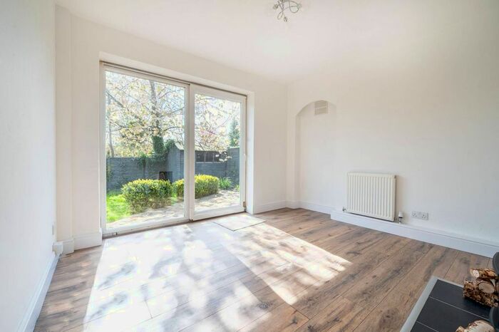 2 Bedroom Bungalow To Rent In Spring Grove, Farncombe, Godalming, GU7