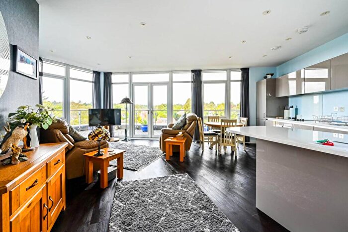 2 Bedroom Flat For Sale In Sycamore Avenue, Woking, GU22
