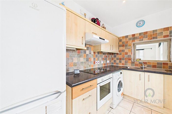 Flat To Rent In Wellingborough Road, Northampton, NN1