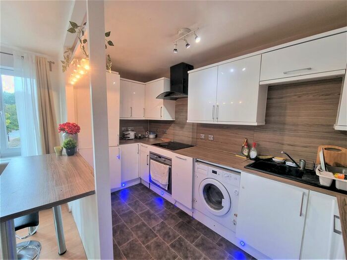 2 Bedroom Flat To Rent In Blackburn Way, Hounslow, TW4