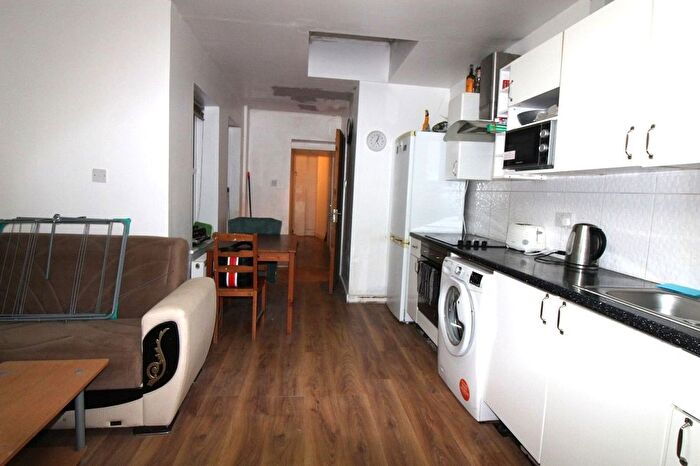 2 Bedroom Flat To Rent In Tollington Road, London, N7