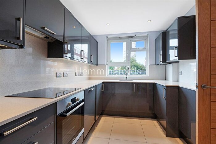 3 Bedroom Maisonette To Rent In Fellows Court, Weymouth Terrace, London, E2