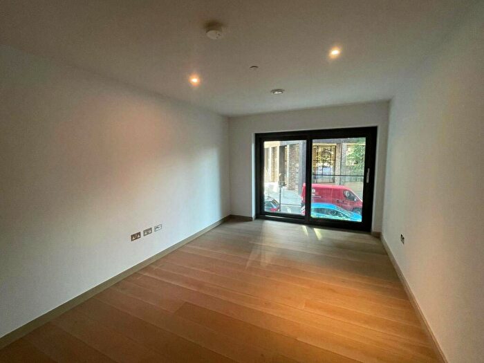 1 Bedroom Flat To Rent In Viaduct Gardens, Vauxhall, London, SW11