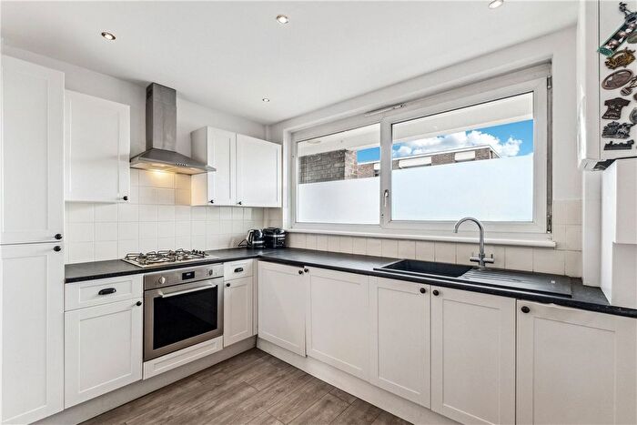 2 Bedroom Flat To Rent In Bell Drive, London, SW18