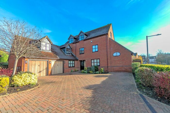 3 Bedroom Property To Rent In Redland Drive, Loughton, MK5