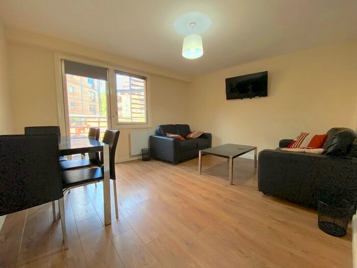 2 Bedroom Flat To Rent In North Street, Leeds, LS2