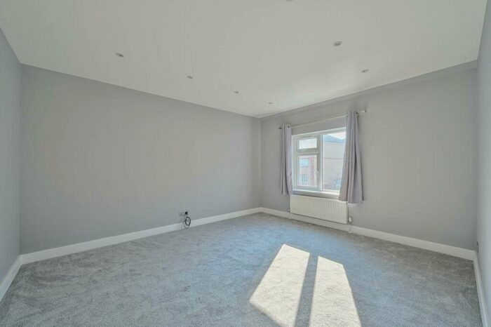 3 Bedroom Flat To Rent In East Barnet Road, New Barnet, Barnet, EN4