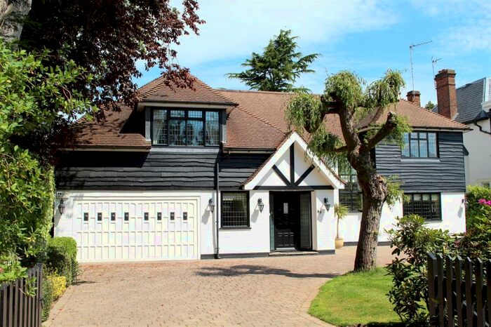 5 Bedroom Detached House To Rent In Brookmans Avenue, Brookmans Park, AL9