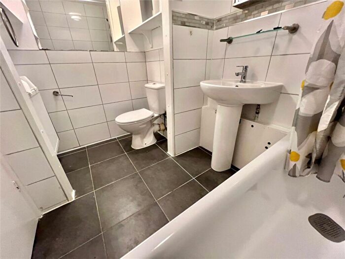 2 Bedroom Apartment To Rent In Tash Place, London, N11