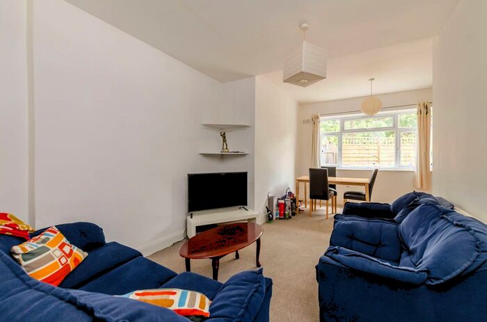2 Bedroom Flat To Rent In Heslop Road, Nightingale Triangle, London, SW12
