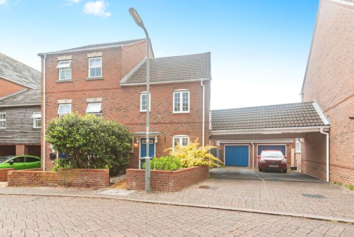3 Bedroom End Of Terrace House For Sale In Whitgift Close, Beggarwood, Basingstoke, RG22