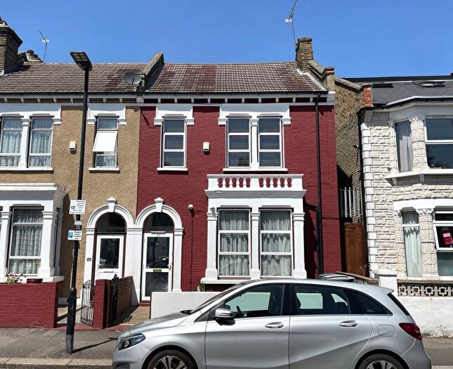 4 Bedroom End Of Terrace House For Sale In Falkland Road, Harringey, N8