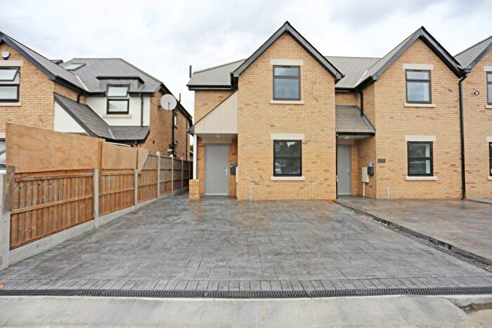 3 Bedroom Semi-Detached House To Rent In Edmund Road, Rainham, RM13