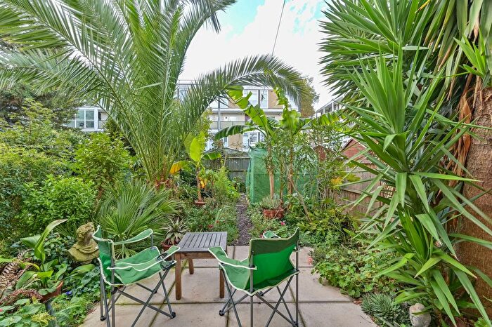 3 Bedroom Maisonette For Sale In Rupert Gardens, Brixton, London, SW9