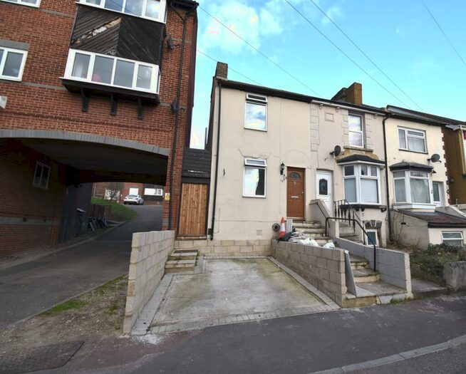 3 Bedroom Terraced House To Rent In Constitution Road Chatham, ME5