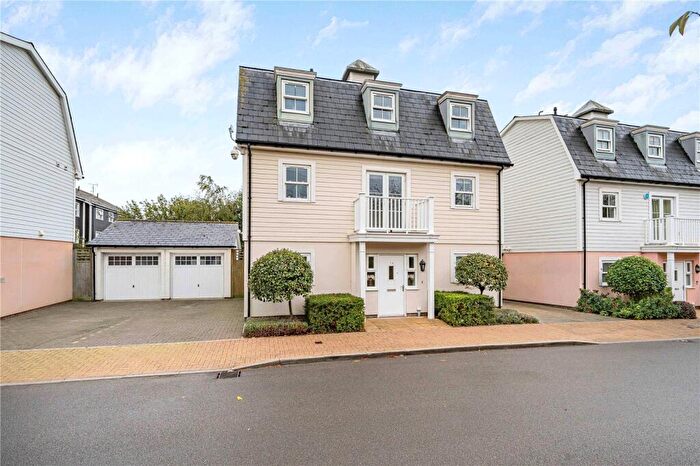 5 Bedroom Detached House For Sale In Sherbrooke Way, Worcester Park, KT4