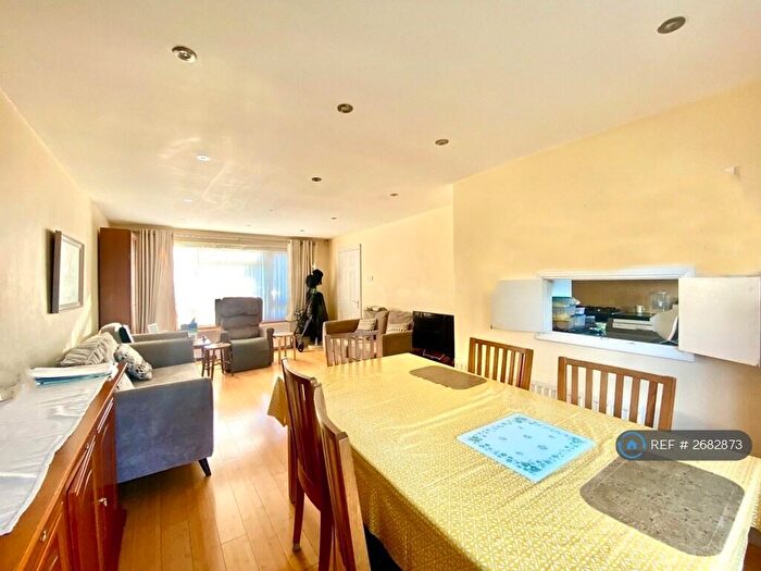 3 Bedroom Detached House To Rent In Warden Avenue, Harrow, HA2