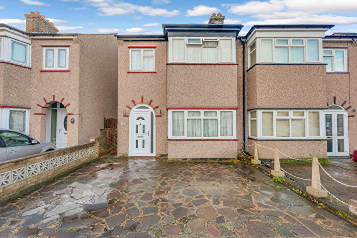 3 Bedroom Semi-Detached House For Sale In Wentworth Road, Southend-on-sea, SS2