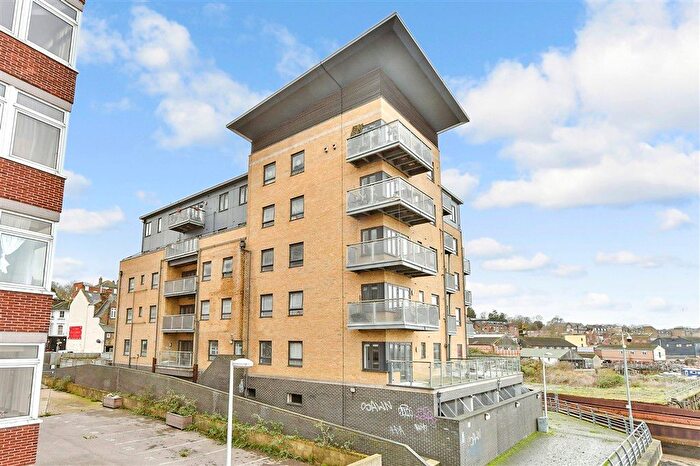 2 Bedroom Flat For Sale In High Street, Chatham, Kent, ME4