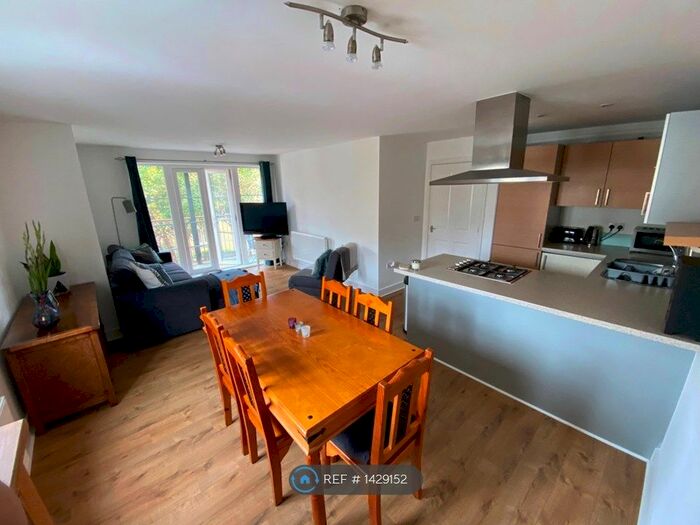 2 Bedroom Flat To Rent In Clarendon Way, Colchester, CO1