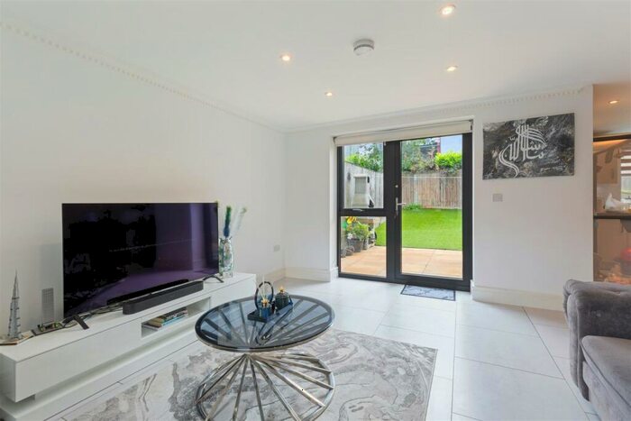 4 Bedroom House To Rent In Blanchland Road, Morden, SM4