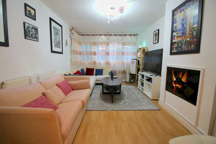 3 Bedroom Flat To Rent In Crowder Street, London, E1